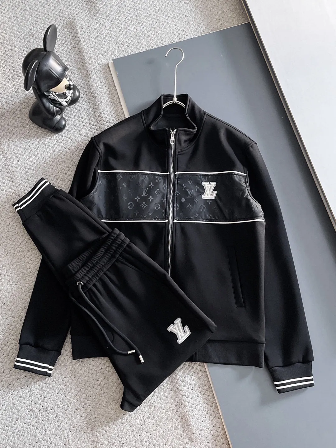 🅿️720 LV hot-selling suit is coming. Focus on the original version of the official website. 2025 new hot-selling cardigan suit. The original order is the best. 🇭🇰The meticulous work of top designers. It has a fitting and perfect upper body effect. All-natural high-quality Tencel Roman cotton 100%, close-fitting comfort, noble and elegant! Original hardware embodies elegance and nobility! Counter size: M-3XL (maximum wear up to 190 pounds)